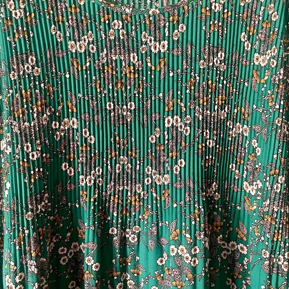 Max Studio Green Floral Top - Picture 2 of 6